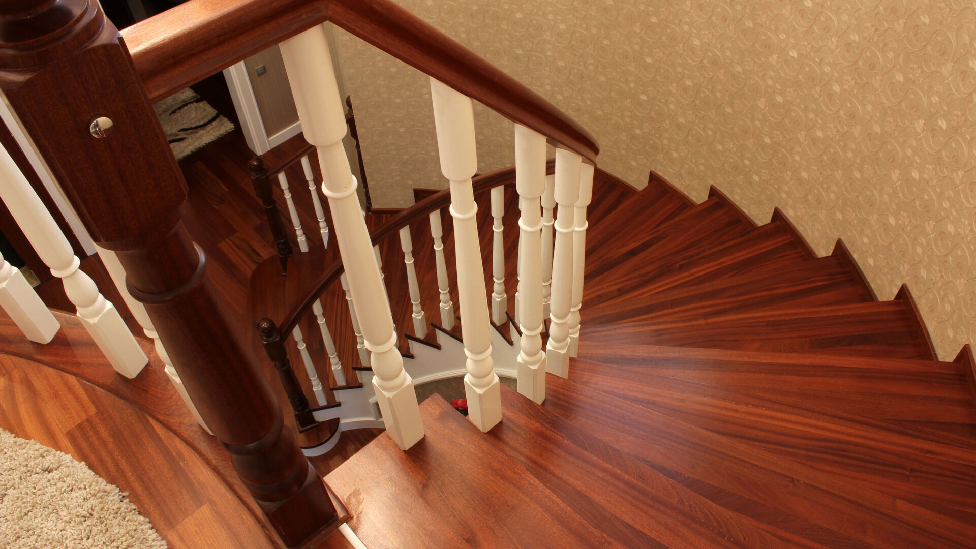 Treppenlift-Voraussetzungen: Ein Treppengeländer ist mit den passenden Schienen für einen Lift ausgestattet