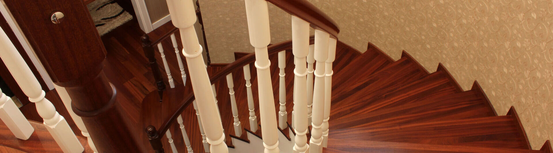 Treppenlift-Voraussetzungen: Ein Treppengeländer ist mit den passenden Schienen für einen Lift ausgestattet