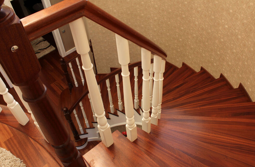 Treppenlift-Voraussetzungen: Ein Treppengeländer ist mit den passenden Schienen für einen Lift ausgestattet