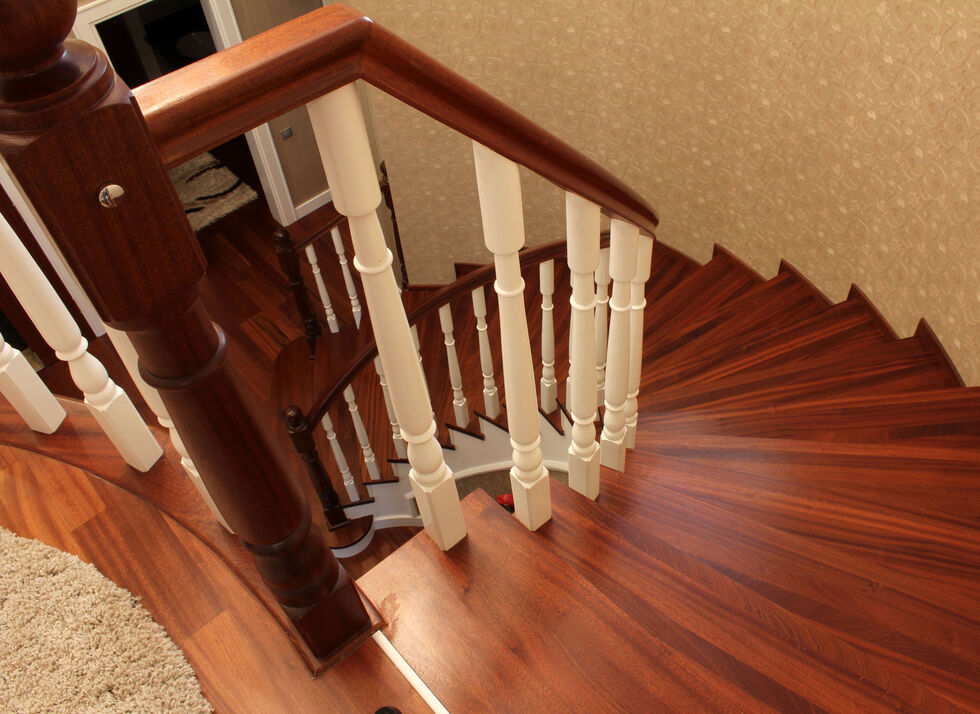 Treppenlift-Voraussetzungen: Ein Treppengeländer ist mit den passenden Schienen für einen Lift ausgestattet