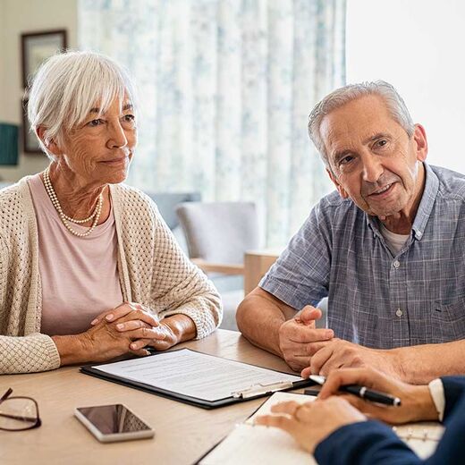 Seniorenpaar lässt sich zu Finanzen beraten