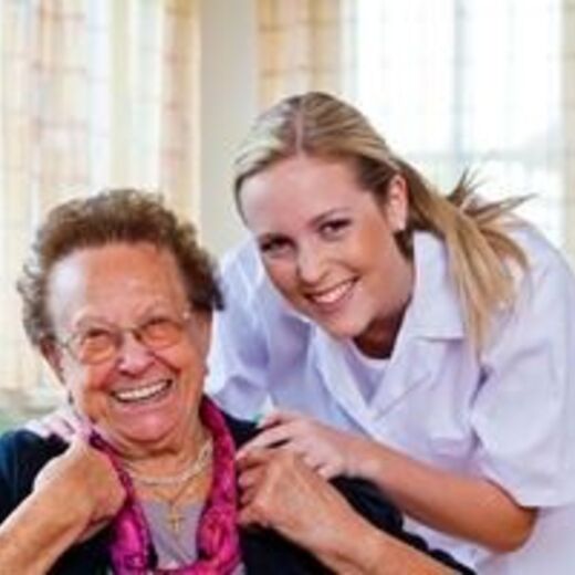 Wohnform für eingeschränkte Menschen: Eine Seniorin mit ihrer Pflegerin