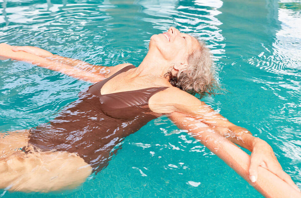 Seniorin beim Rückenschwimmen mit Schwimmnudel. © Robert Kneschke - stock-adobe.com