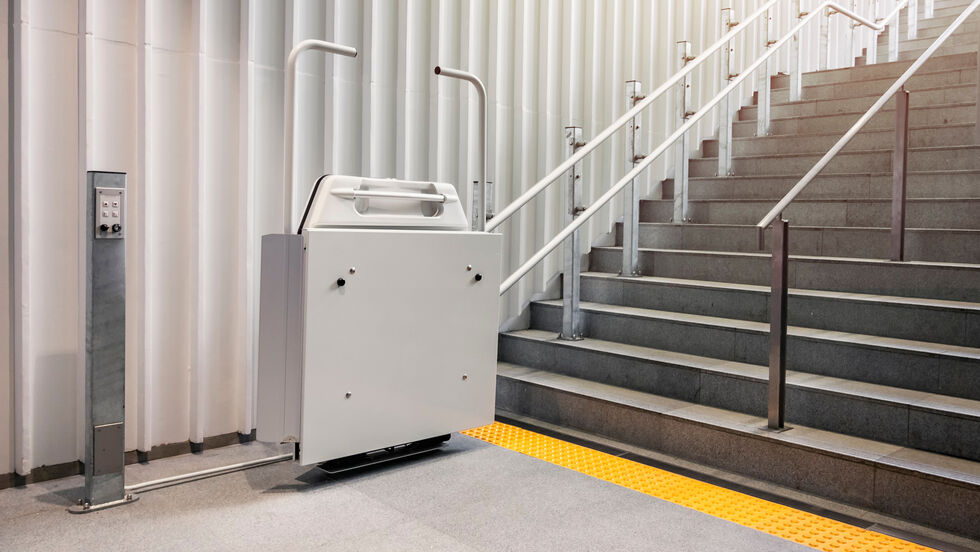 Plattformlift an einer geraden Treppe