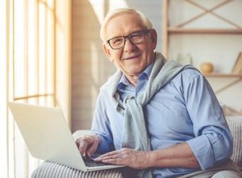 Internet für Senioren: Mann mit Laptop