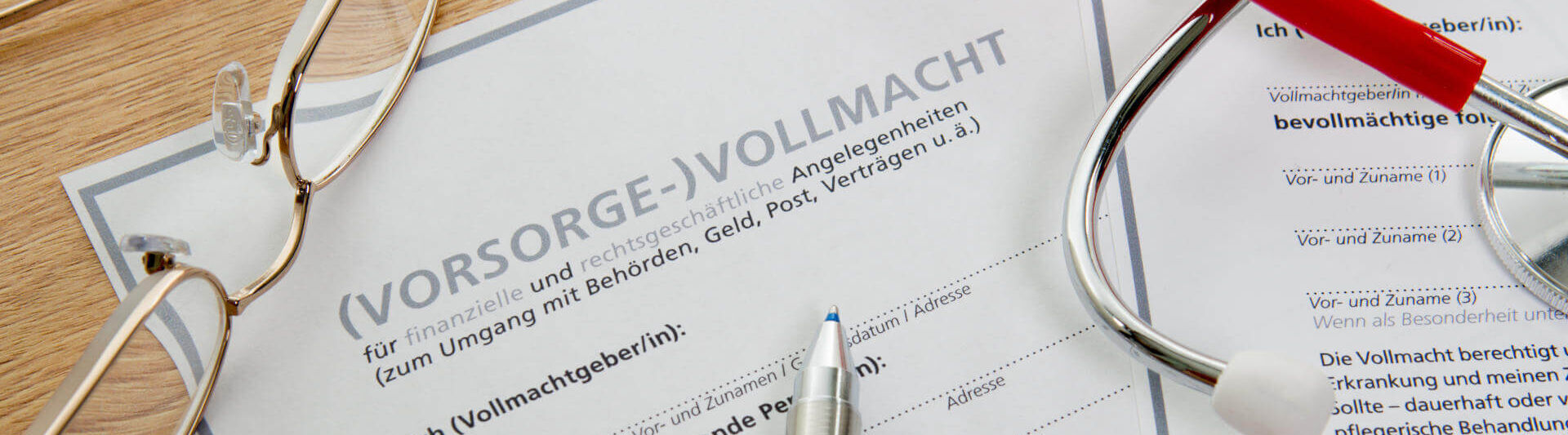 Vorsorgevollmacht mit Brille, Kugelschreiber und Stethoskop. © MATTHIAS BUEHNER - stock.adobe.com