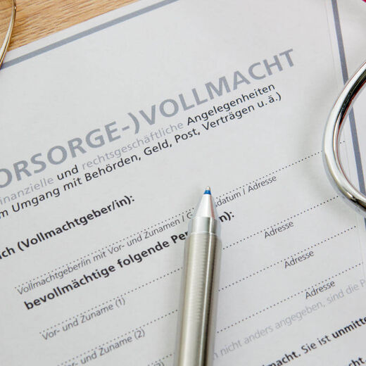 Vorsorgevollmacht mit Brille, Kugelschreiber und Stethoskop.