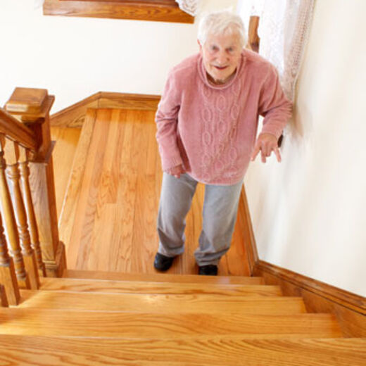 Ein alter Mann steigt die steile Treppe hinauf