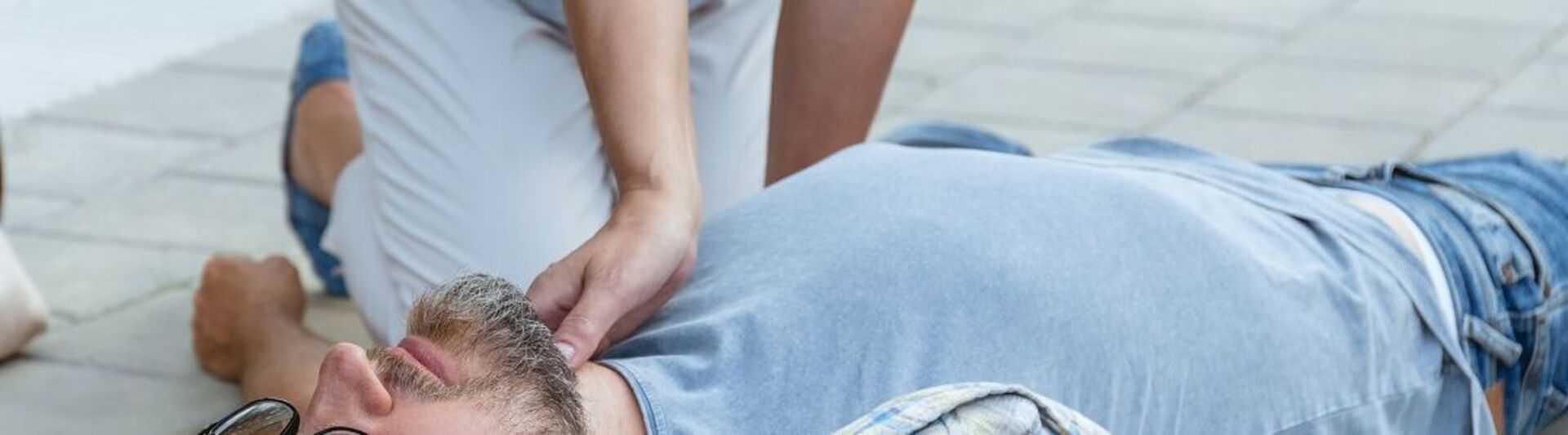 Erste Hilfe für Senioren: Was Sie wissen sollten! Erste Hilfe für Senioren: Eine Frau nimmt Wiederbelebungsmaßnahmen bei einem Mann vor