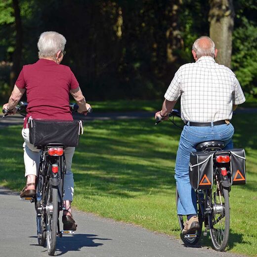 Zwei Senioren beim Radfahren