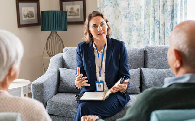 Ein Beratungsgespräch beim Kunden vor Ort. © Rido - adobe.stock.com