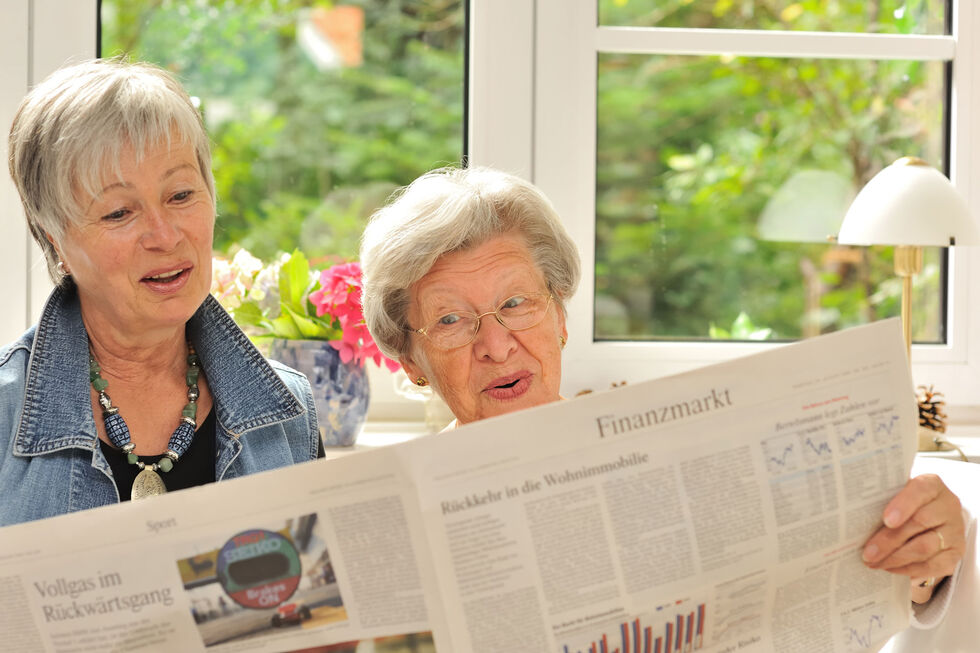 Anette Schäfer und ihre Mutter umarmen sich.