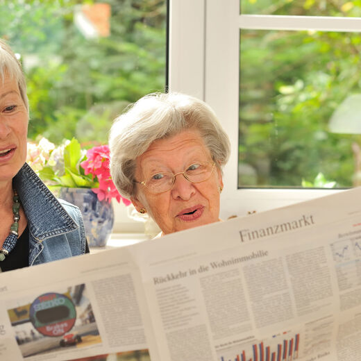 Annette Schäfer hält ihre Mutter im Arm 