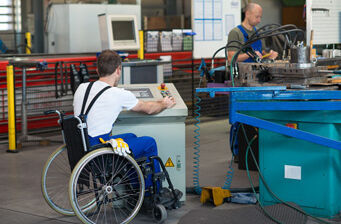 Inklusion in der Praxis: Behindertengerechter Arbeitsplatz Inklusion in der Praxis: Ein Rollstuhlfahrer und sein Kollege bei der Arbeit in der Werkstatt