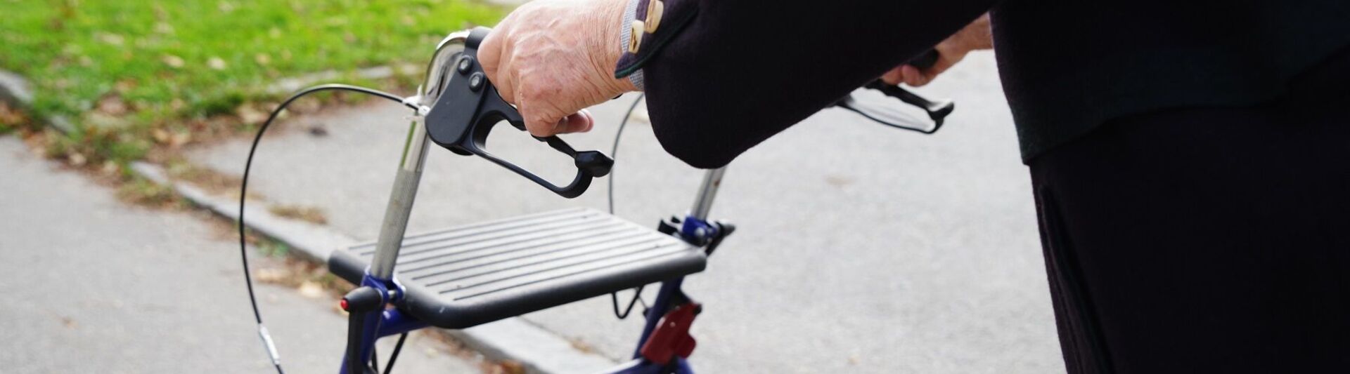 Senior mit Rollator