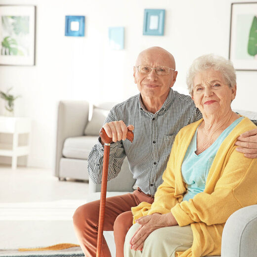 Senioren wohnen zusammen und sitzen auf der Couch