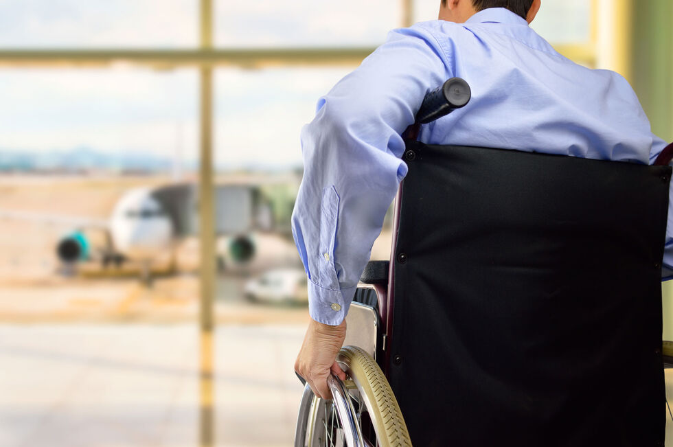 Rollstuhlfahrer wartet auf Abflug am Flughafen