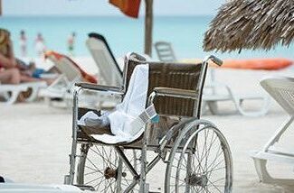 Freizeitangebot für Menschen mit Behinderung: Ein Rollstuhl am Strand
