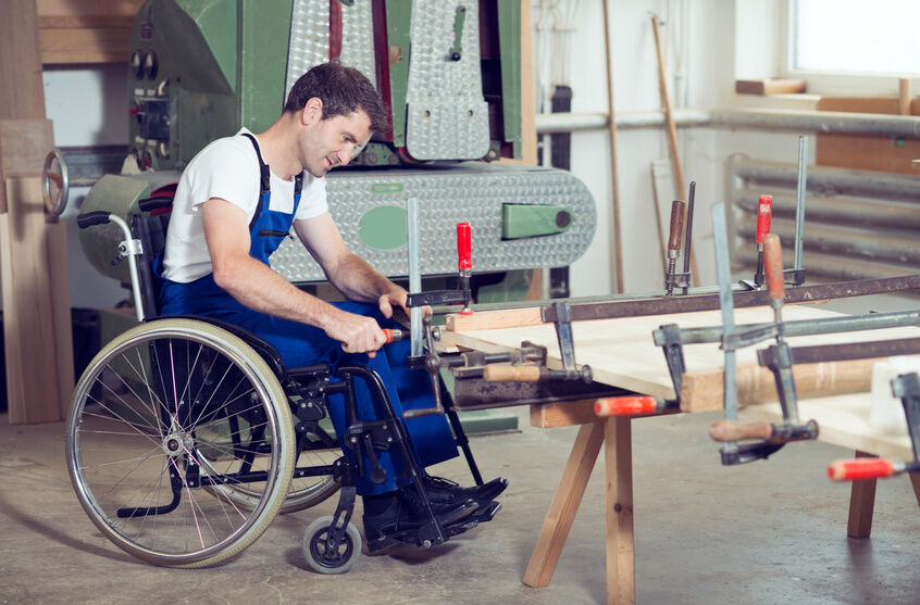 Behindertengleichstellungsgesetz: Person im Rollstuhl am Arbeitsplatz
