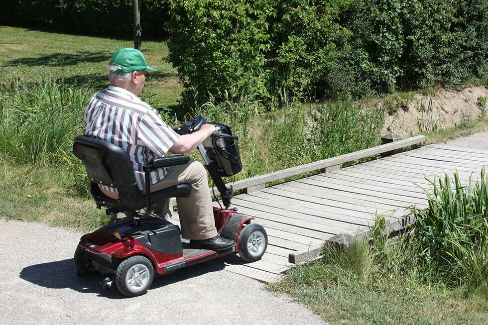 Senior auf Elektromobil Senior auf einem Elektromobil