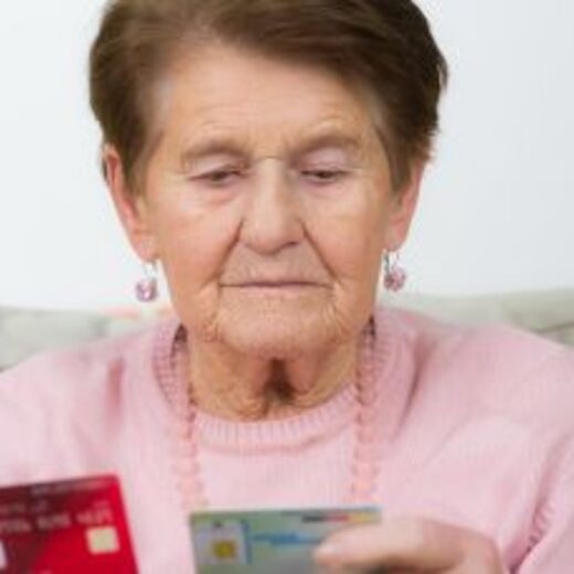 Seniorin vergleicht ihre Kreditkarten