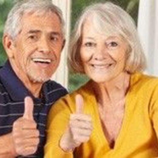 Senioren freuen sich, den richtigen Anbieter gefunden zu haben