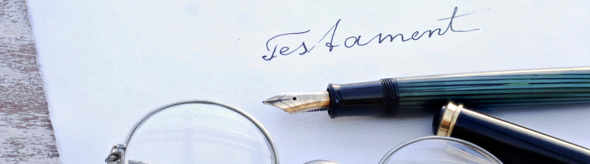 Handschriftliches Testament mit Füller und Brille. Handschriftliches Testament mit Füller und Brille. © reinhard sester - stock.adobe.com