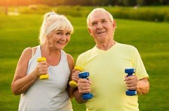 Altes Ehepaar macht im Park Sport