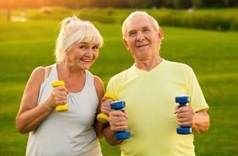 Senioren machen Sport im Gesundheitskurs