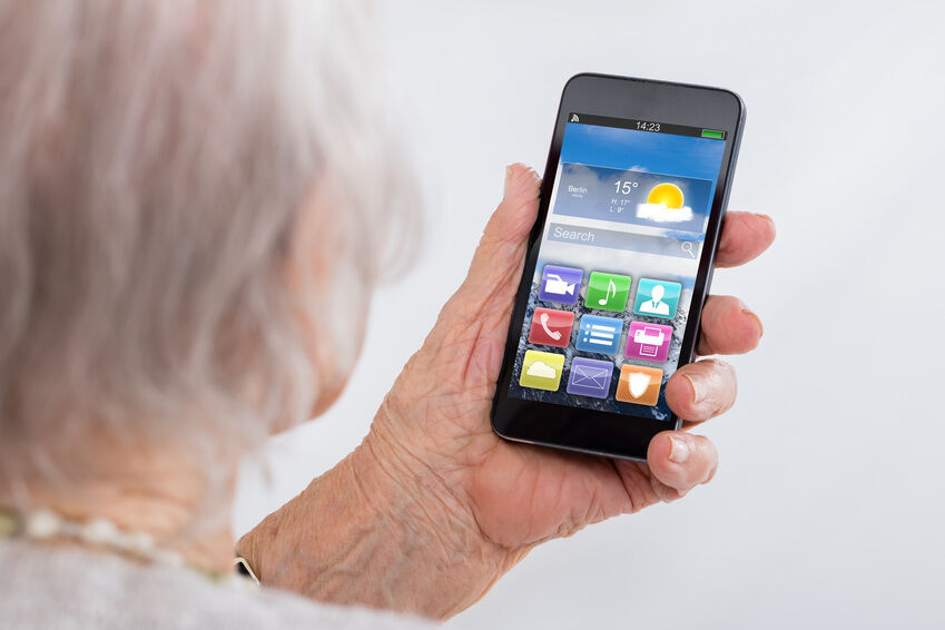 Der Nutzen eines Seniorenhandys Seniorin mit Handy
