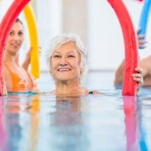 Seniorenschwimmen-Poolnudel-Uebung