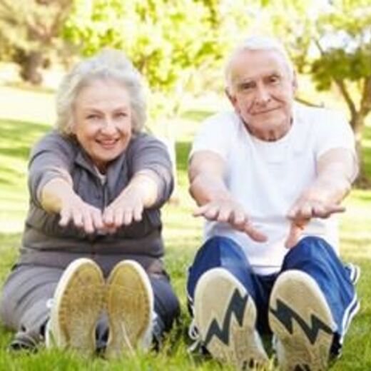 Seniorenpaar beim Stretching im Freien