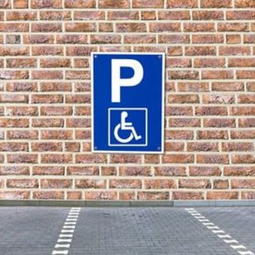 Parkplatz mit Schild zur Auszeichnung eines Behindertenparkplatz