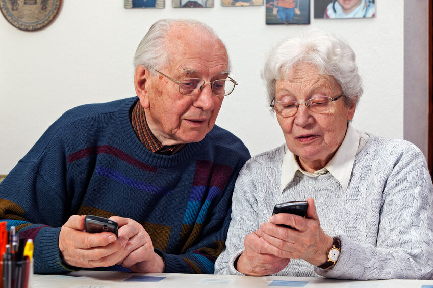 Senioren mit zwei Handys