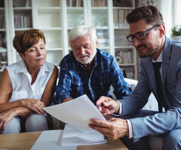Paar lässt sich zu Finanzen im Alter beraten