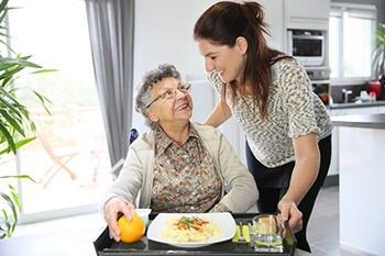 Unterstützung des Pflegedienstes bei der Mahlzeit Pflegedienst Mahlzeit