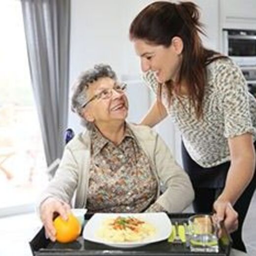 Den richtigen Pflegedienst suchen und finden: Eine Pflegerin kümmert sich um eine Seniorin