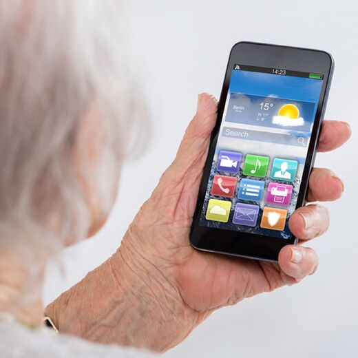 Seniorin mit Handy in der Hand