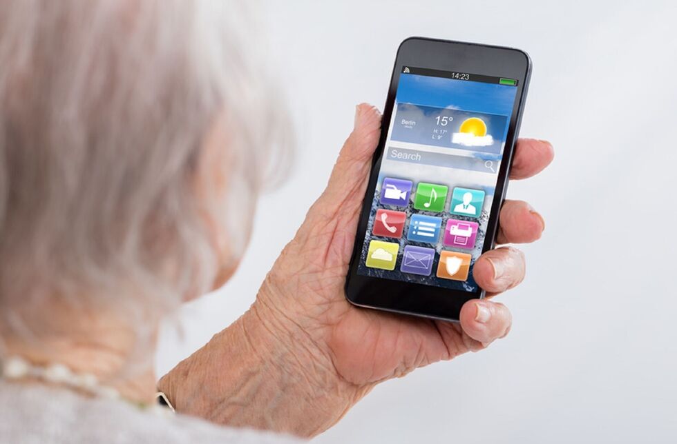 Seniorin mit Handy in der Hand