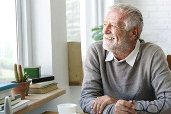 Senior bliebt durch Weiterbildung geistig fit