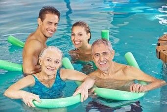 Seniorenschwimmen Jung und Alt