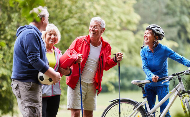 Senioren machen zusammen Sport im Freien. © Robert Kneschke - stock.adobe.com