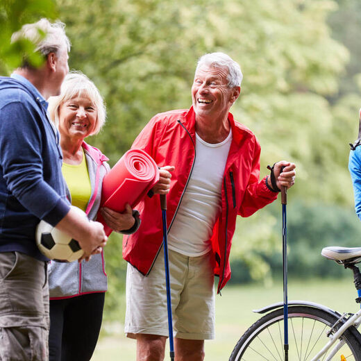 Senioren machen zusammen Sport im Freien. © Robert Kneschke - stock.adobe.com