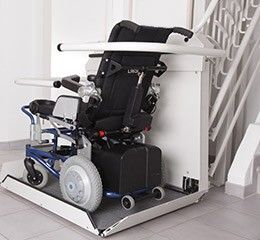 Gebrauchter Hublift für den Rollstuhl Rollstuhl auf gebrauchtem Hublift