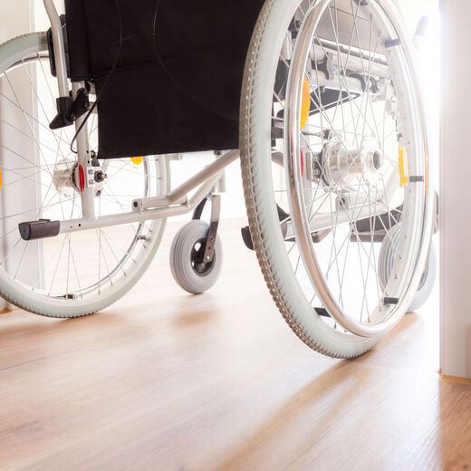 Treppenaufzug um Barrieren mit Rollstuhl zu überwinden