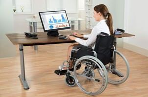 Inklusion am Arbeitsplatz: Frau im Rollstuhl
