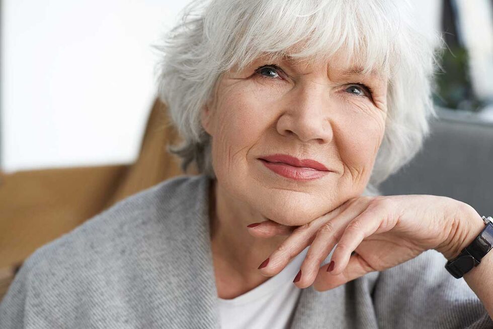 Versicherungen für Rentner: Ältere Dame wägt ab