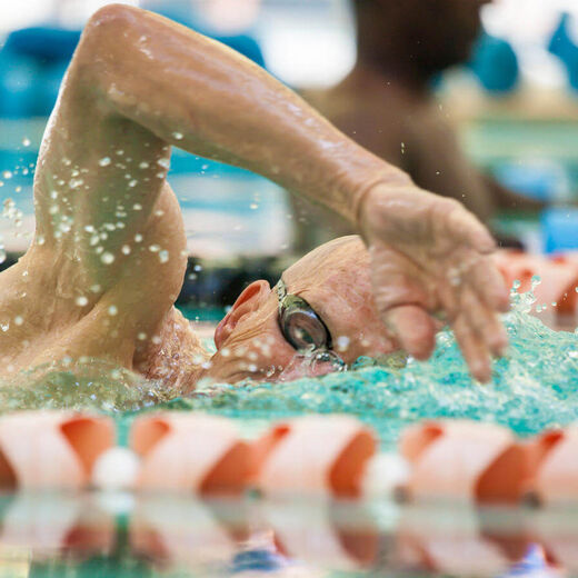 Senior beim Kraulschwimmen.