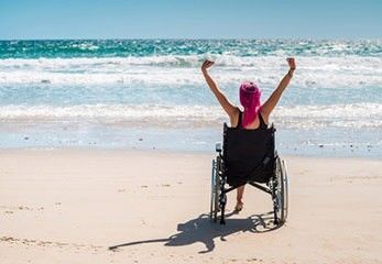 Urlaub mit Rollstuhl am Strand
