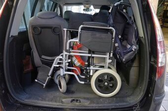 Behindertengerechtes Auto mit viel Stauraum im Kofferraum